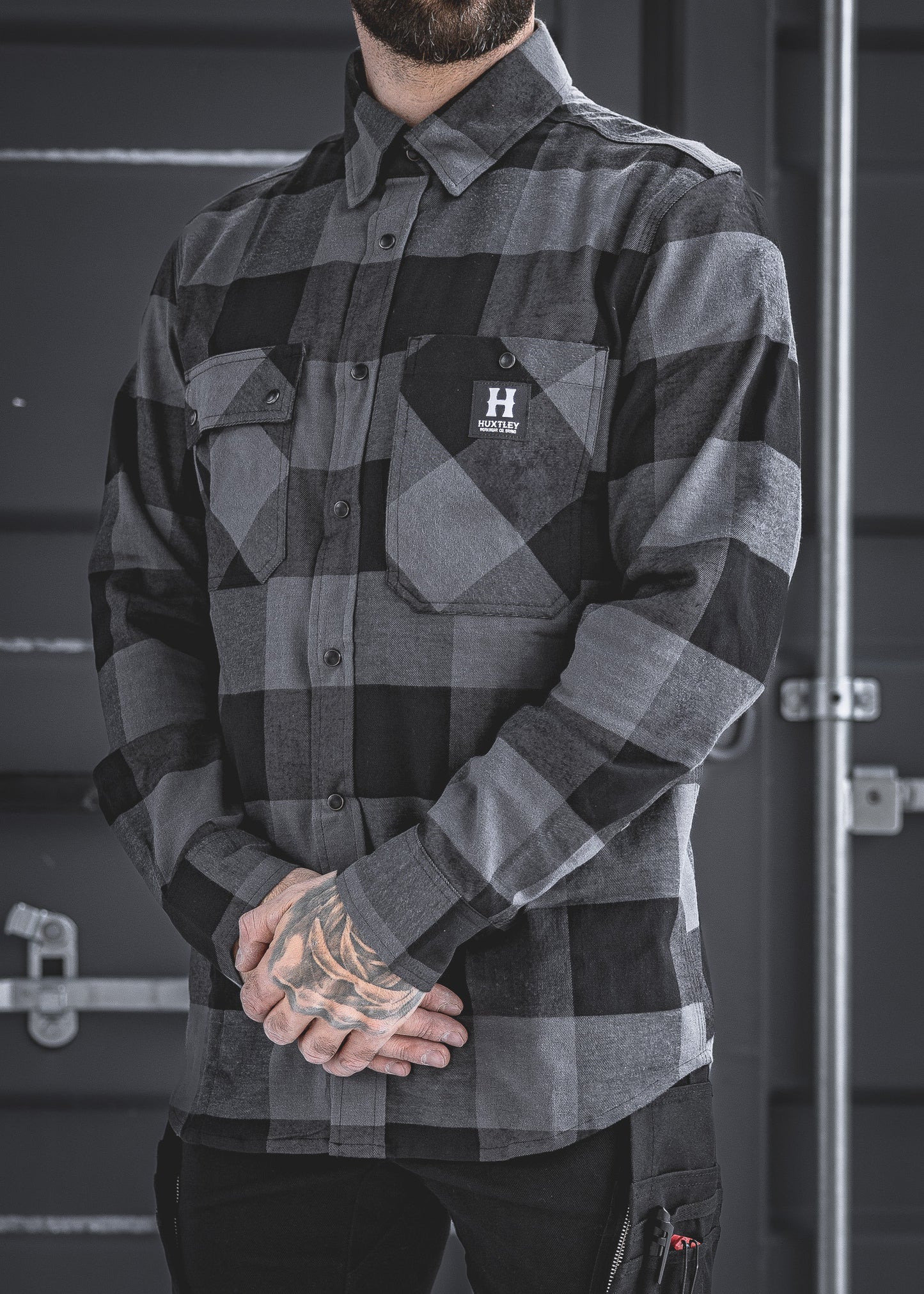 The Huxtley HD-57 Flex Flannel in Charcoal/Black offers a clean, monochrome take on rugged workwear. Built with stretch flannel, utility pockets, and jobsite-ready durability—this one’s made to move and built to last.