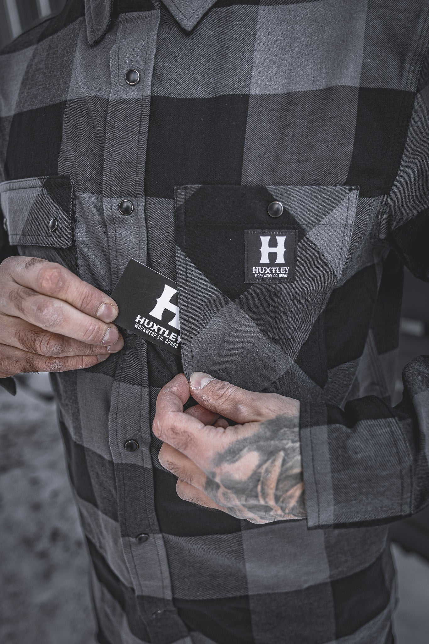 
                  
                    The Huxtley HD-57 Flex Flannel in Charcoal/Black features a discreet inner pocket tucked behind the chest flap—perfect for keeping small essentials secure while you’re on the move.
                  
                