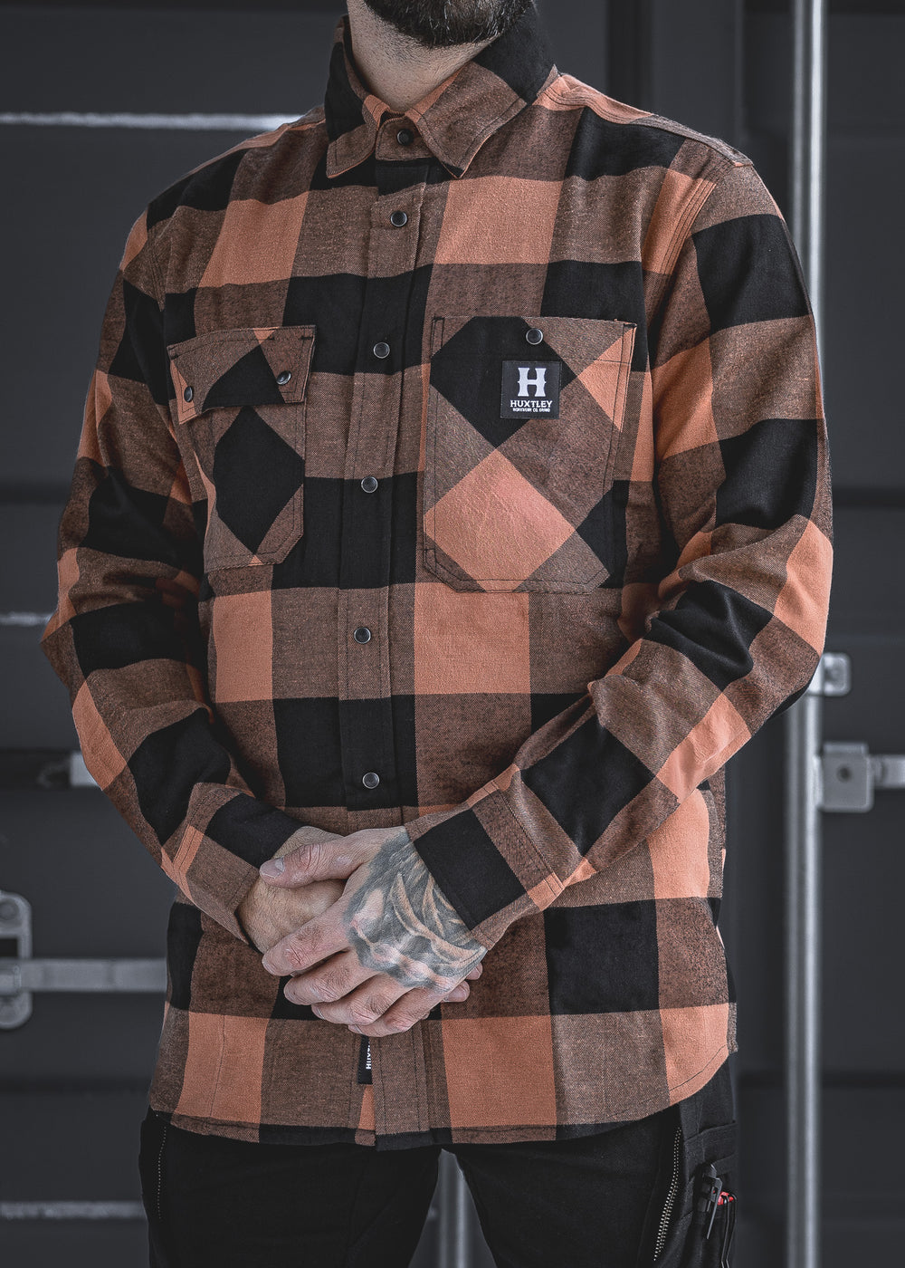 The Huxtley HD-57 Flex Flannel in Whiskey/Black delivers heavyweight comfort and jobsite toughness. Designed with flex fabric and rugged details, this buffalo plaid shirt blends classic style with work-ready performance.