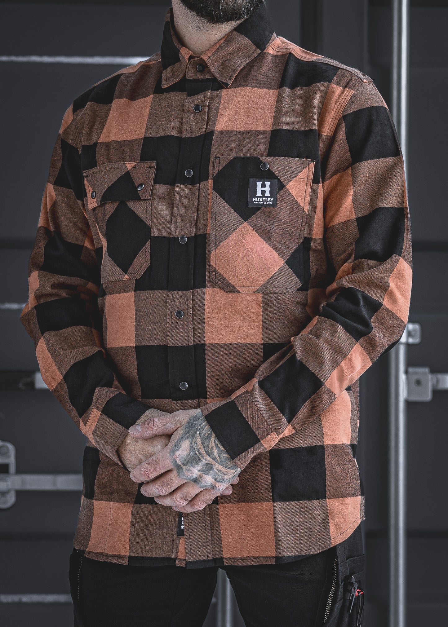 The Huxtley HD-57 Flex Flannel in Whiskey/Black delivers heavyweight comfort and jobsite toughness. Designed with flex fabric and rugged details, this buffalo plaid shirt blends classic style with work-ready performance.