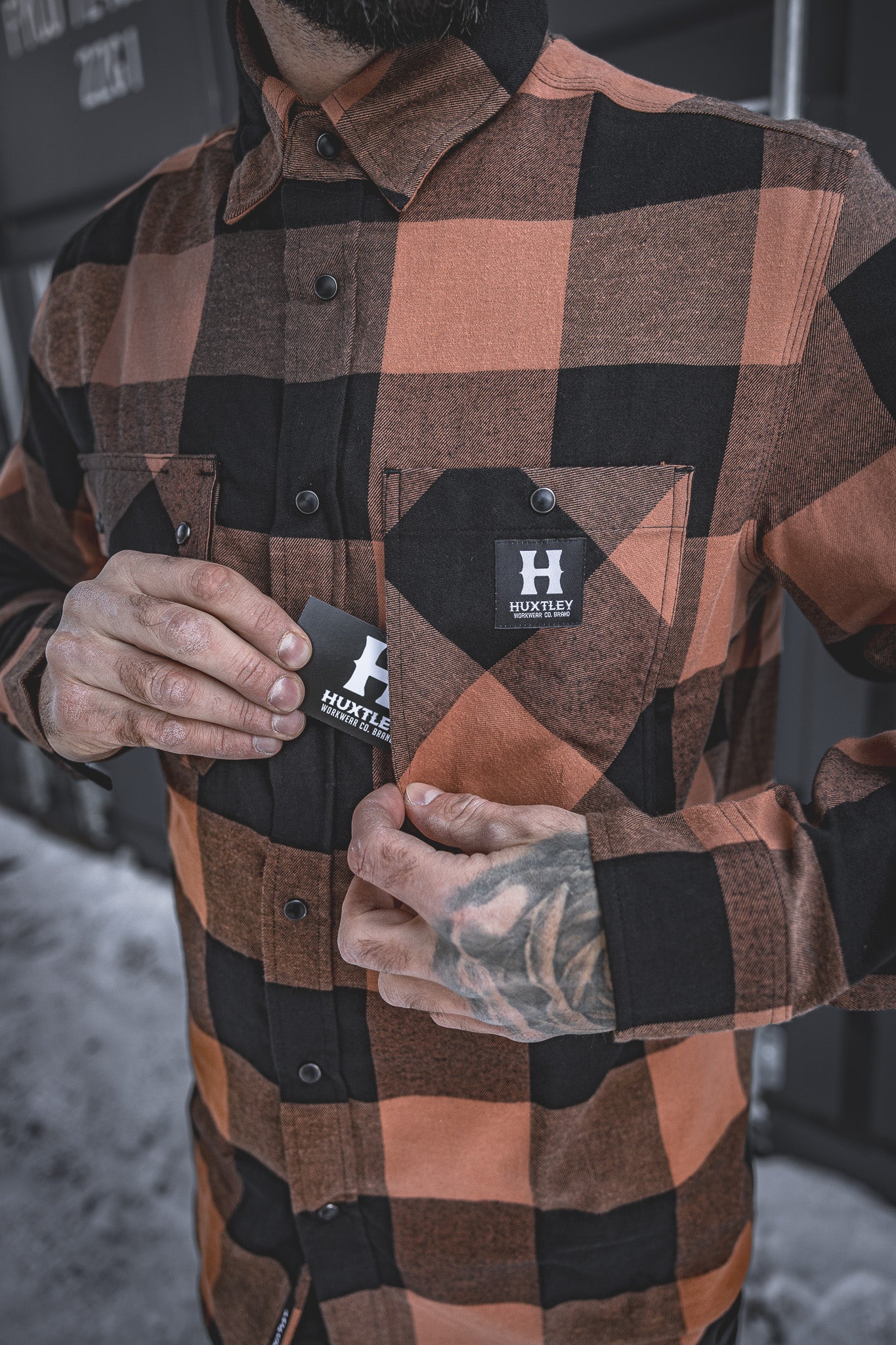 
                  
                    The Huxtley HD-57 Flex Flannel in Whiskey/Black features a hidden inner pocket behind the chest flap—ideal for stashing cards, keys, or small essentials while staying hands-free on the job.
                  
                