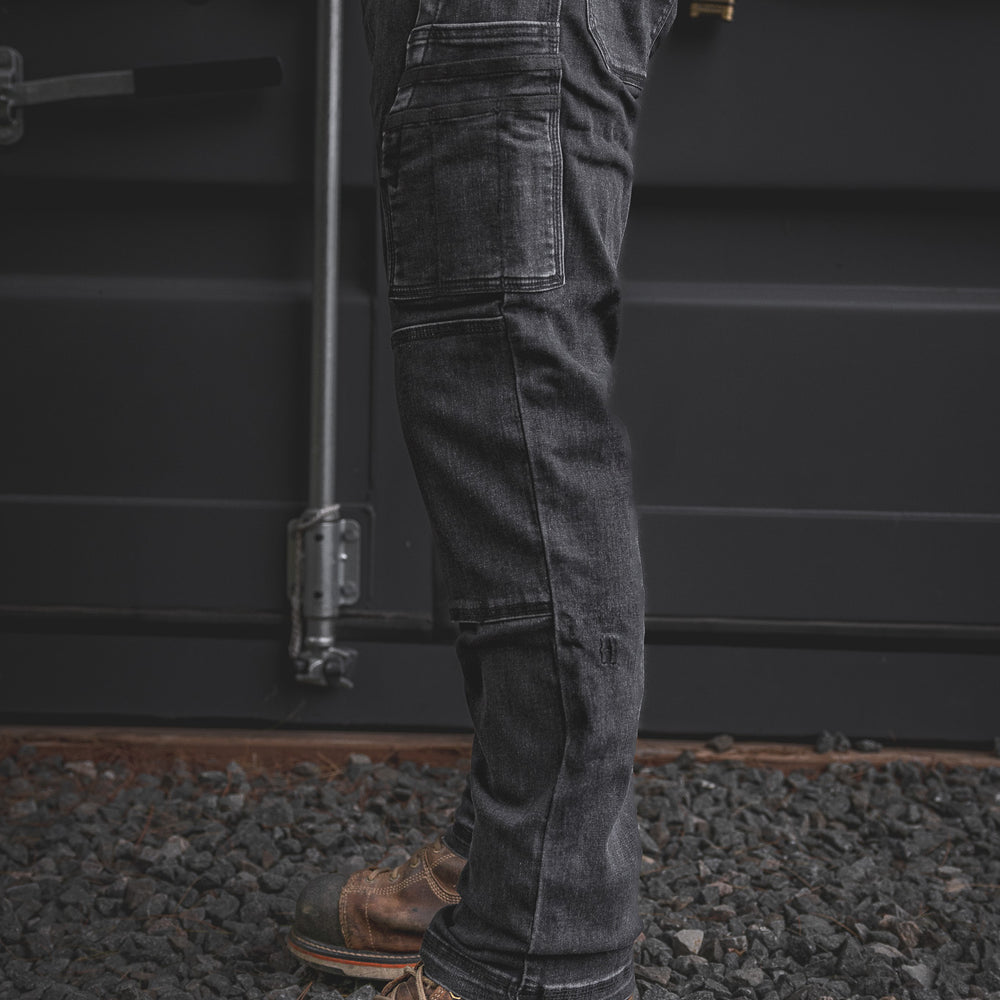 
                  
                    Profile shot of the RX-1 Relaxed Work Jeans in Stonewashed Black featuring the dual-layered cargo pocket and articulated knees, built for heavy-duty use and daily comfort.
                  
                