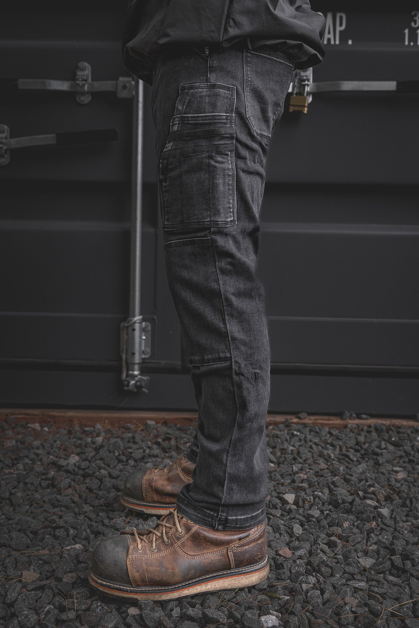 
                  
                    Profile shot of the RX-1 Relaxed Work Jeans in Stonewashed Black featuring the dual-layered cargo pocket and articulated knees, built for heavy-duty use and daily comfort.
                  
                