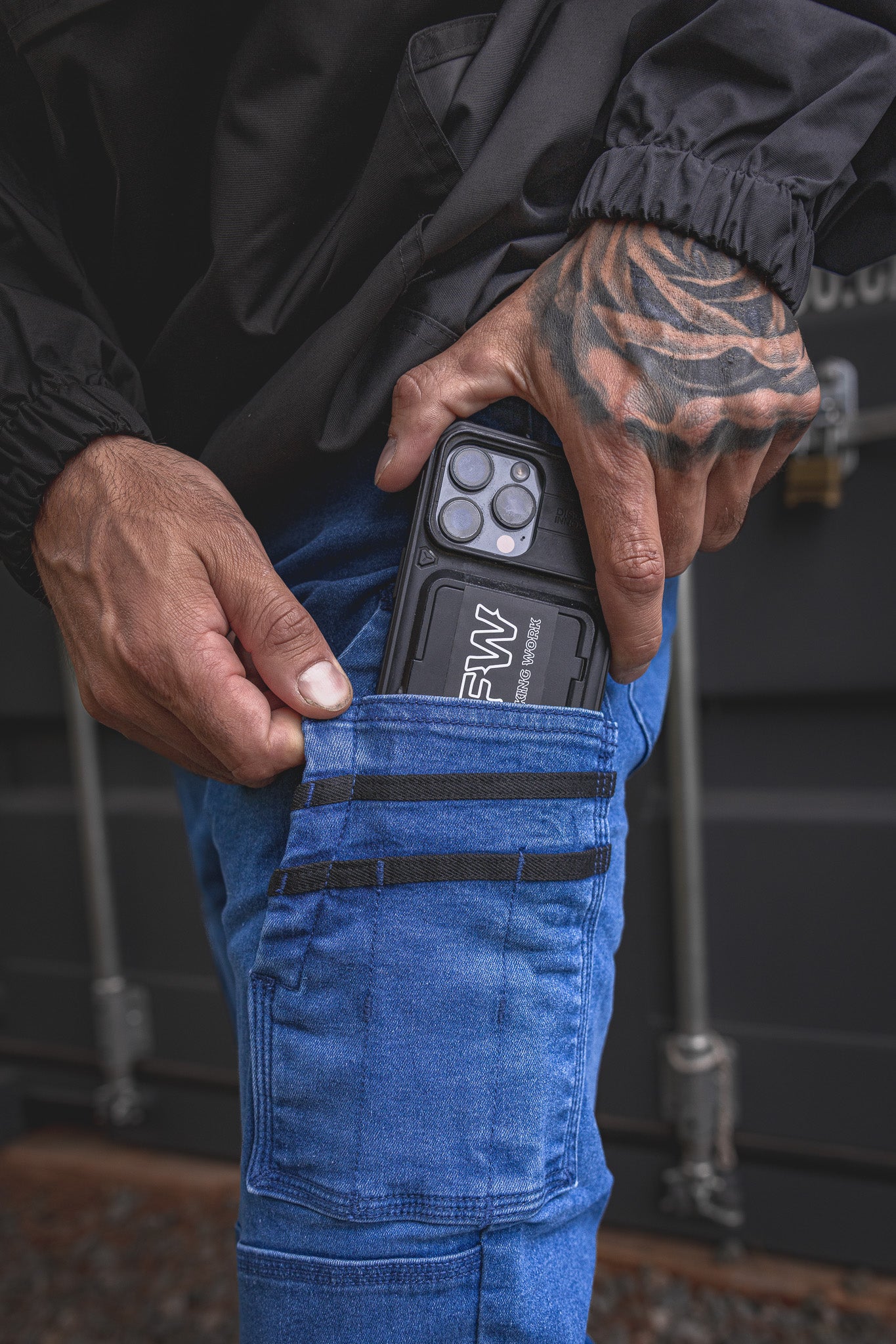 
                  
                    Close-up of the RX-1 Relaxed Work Jeans in Stonewashed Blue featuring a reinforced side pocket perfect for your phone or small tools on site.
                  
                