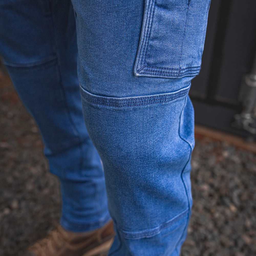 
                  
                    Close-up of the RX-1 Relaxed Work Jeans in Stonewashed Blue, showcasing articulated knee stitching and side utility pocket—designed for flex, comfort, and long days on site.
                  
                